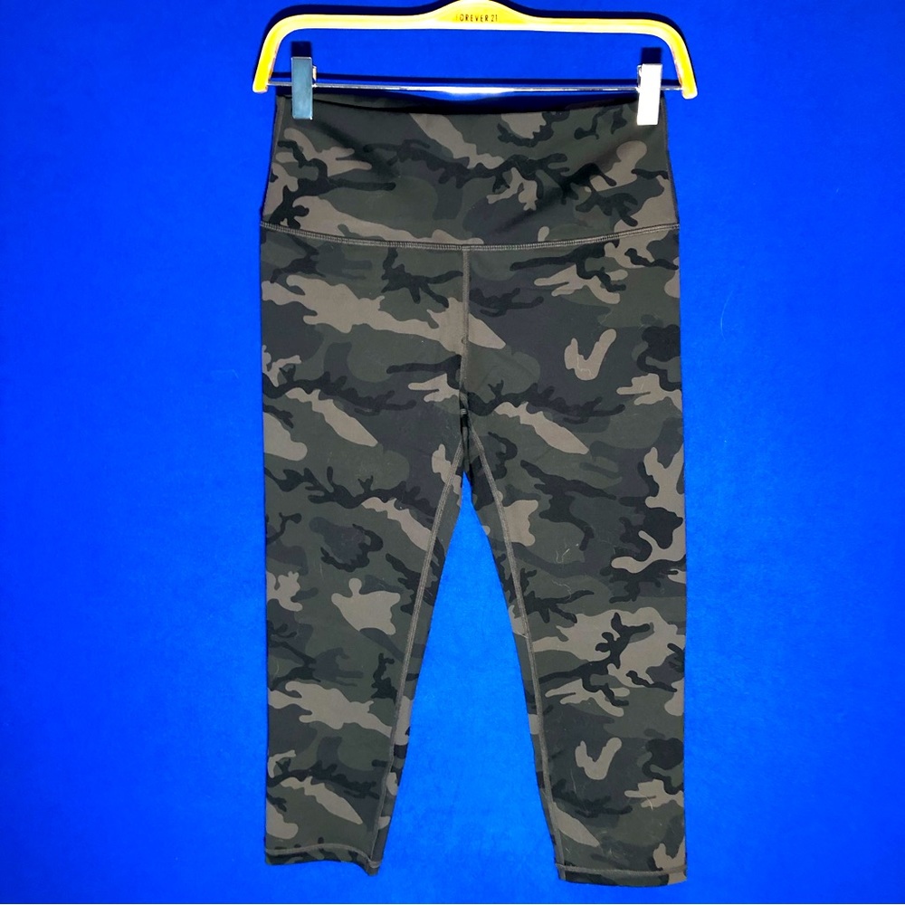 NWT Zyia Forest Camo Capri Sport Leggings
